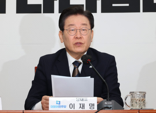 이재명 더불어민주당 대표가 16일 오후 국회에서 열린 최고위원회의에서 검찰의 구속영장 청구에 관해 입장을 발표하고 있다. 연합뉴스